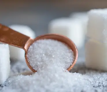 Une cuillerée de sucre avec des morceaux de sucre