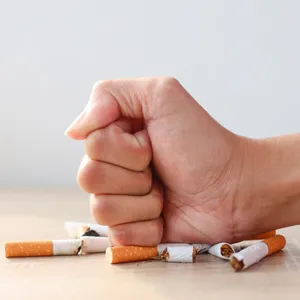 Coup de poing sur une cigarette